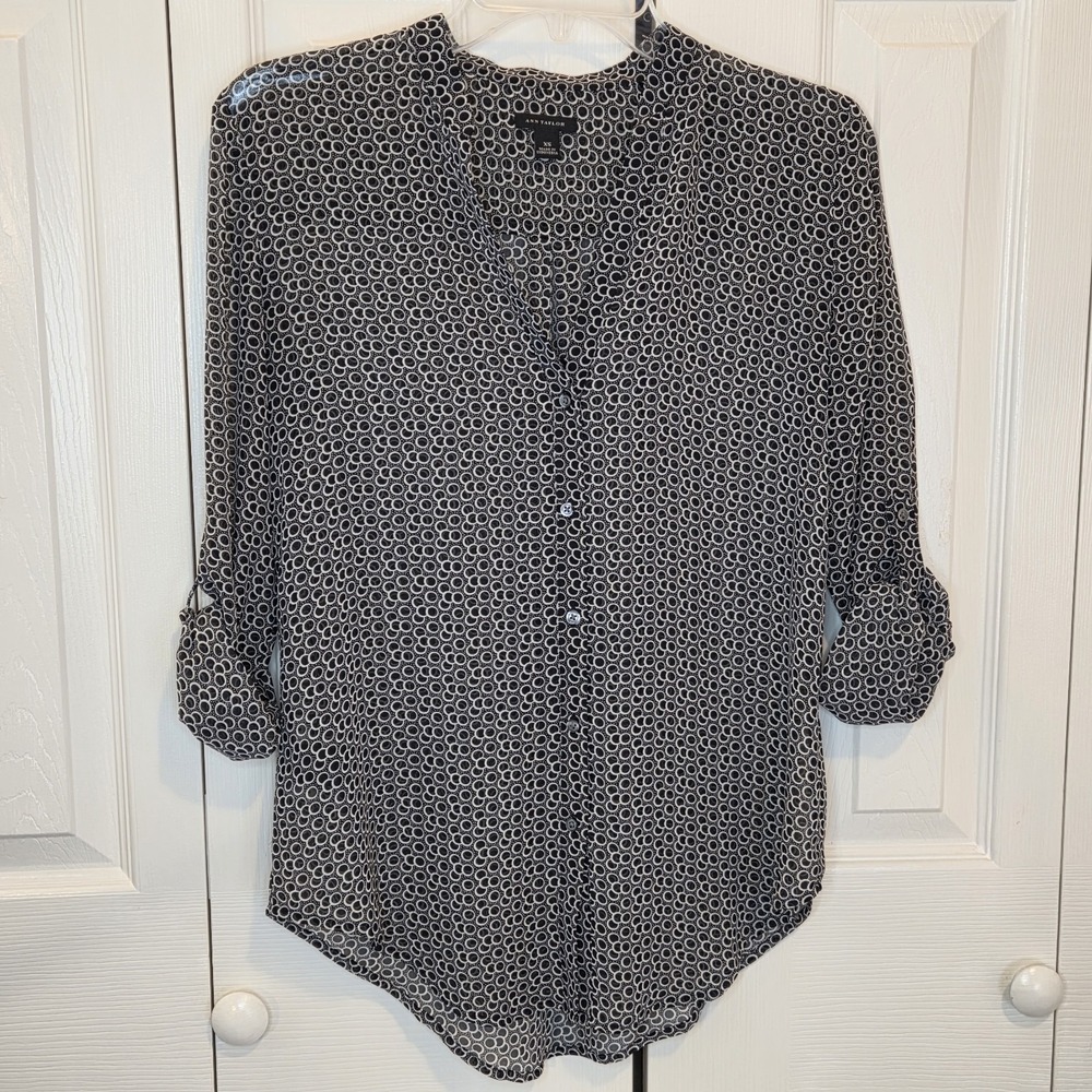 Ann Taylor Blouse XS Black White Geometric Circle Print Roll Tab Split Neck Top
